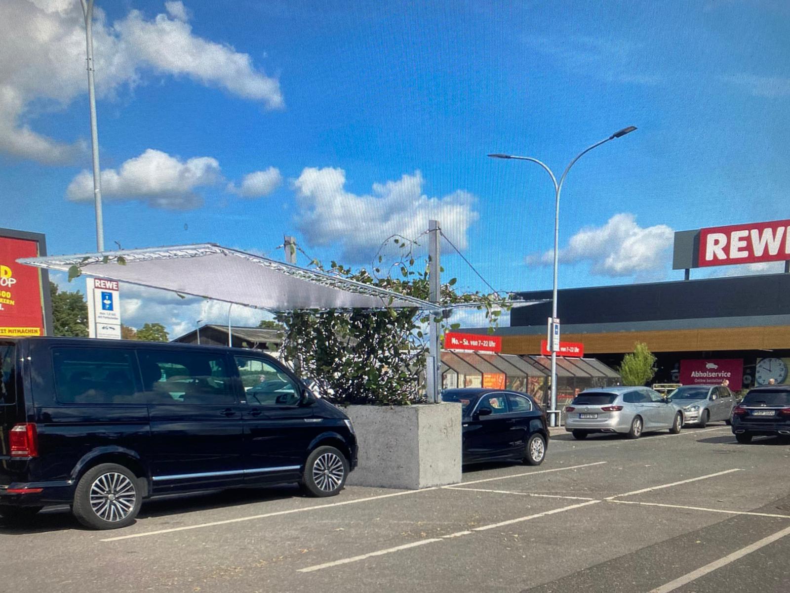 Klimainsel als Parkplatzbeschattung bei REWE
